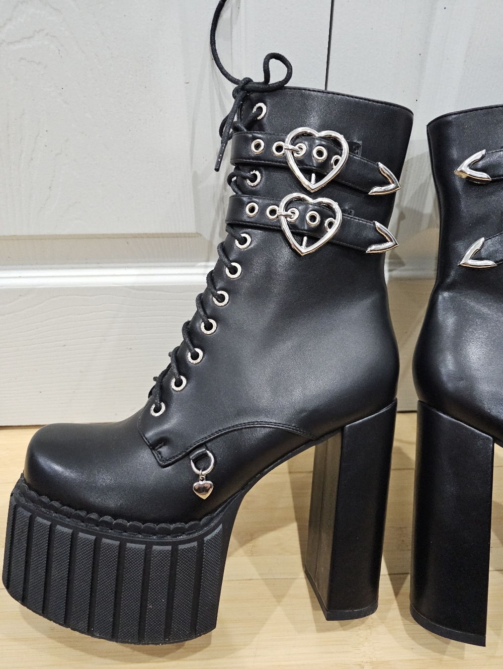 Dolls Kill Lamoda Black Queen’s Speech Platform Heart Lace Up Buckle Boots 9 - Picture 13 of 15